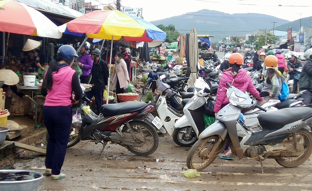 Người dân “vô tư” đậu, đỗ xe lấn chiếm lòng lề đường gây mất trật tự an toàn giao thông