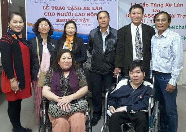 Trao tặng 12 chiếc xe lăn cho người lao động khuyết tật