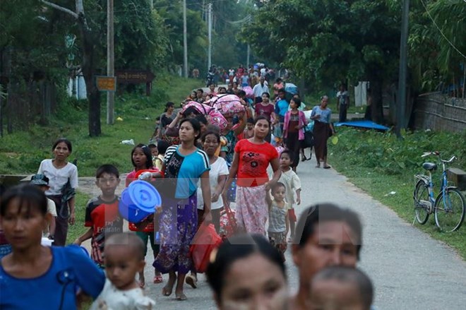 Người dân sơ tán khỏi Rakhine để đảm bảo an toàn. (Nguồn: AFP/TTXVN)