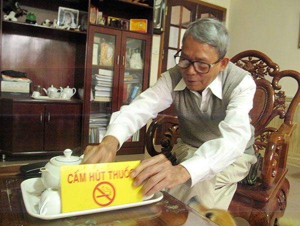 Bác sỹ Trần Danh Tài để biển Cấm hút thuốc tại phòng khách gia đình. Ảnh: D.Hiền