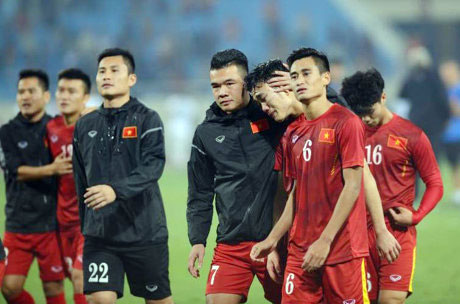 Các cầu thủ đội tuyển Việt Nam sau trận thua Indonesia trên sân Mỹ Đình