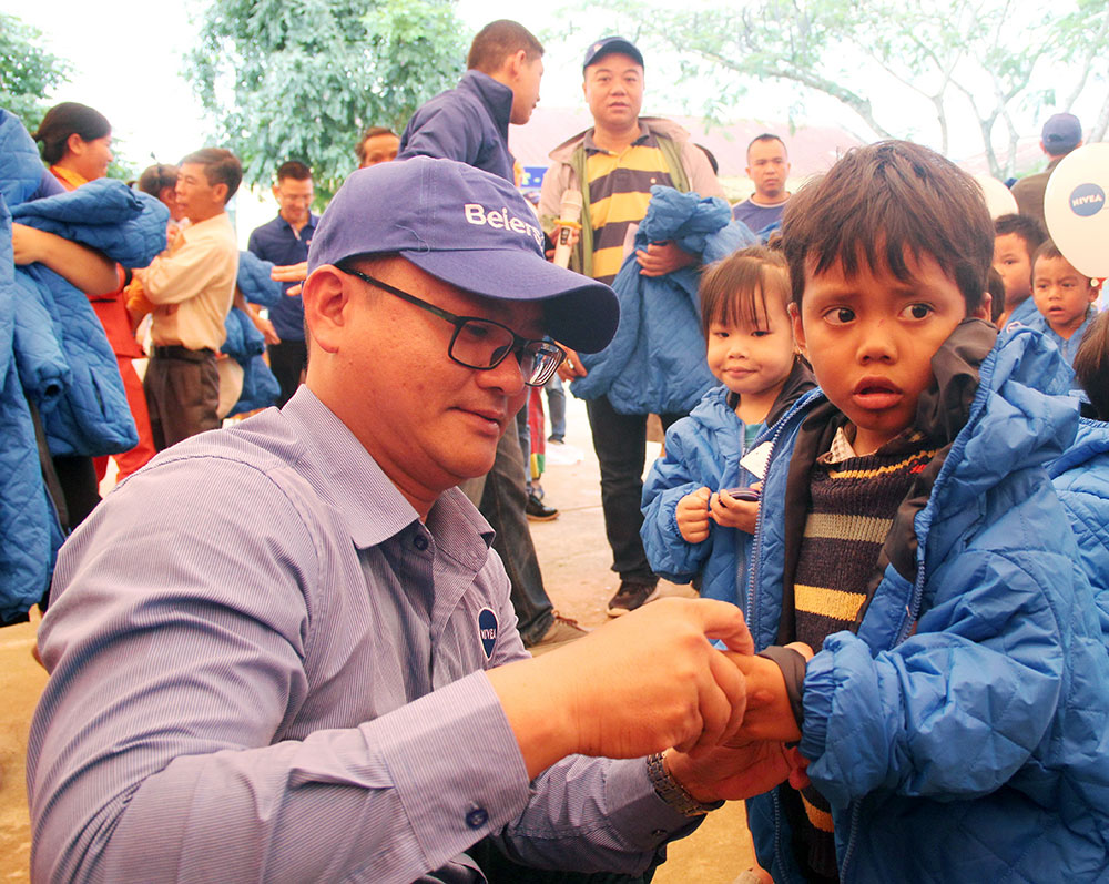 Tặng áo ấm và học bổng giúp học sinh nghèo xã Lộc Lâm