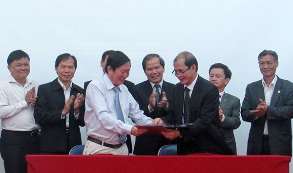 Lãnh đạo tỉnh chứng kiến Lễ ký kết hợp đồng trách nhiệm giữa BV Ung Bướu Tp HCM và BVĐK Lâm Đồng triển khai  dự án Bệnh viện vệ tinh chuyên ngành ung bướu giai đoạn 2016 -2020