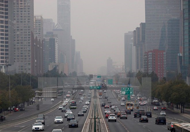 Khói mù bao phủ tại thủ đô Bắc Kinh ngày 17/11. (Nguồn: EPA/TTXVN)