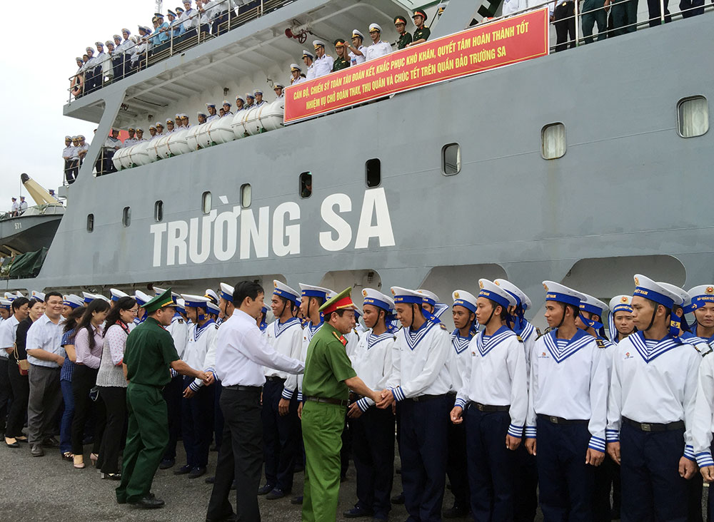 Bộ Tư lệnh Vùng 4 Hải quân chúc Tết quân, dân huyện đảo Trường Sa