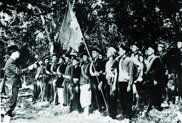 Hình ảnh tuyên thệ dưới lá cờ Tổ quốc của 34 chiến sĩ Đội Việt Nam tuyên truyền giải phóng quân là hình ảnh có ý nghĩa thiêng liêng đối với toàn dân tộc. Ảnh Tư liệu
