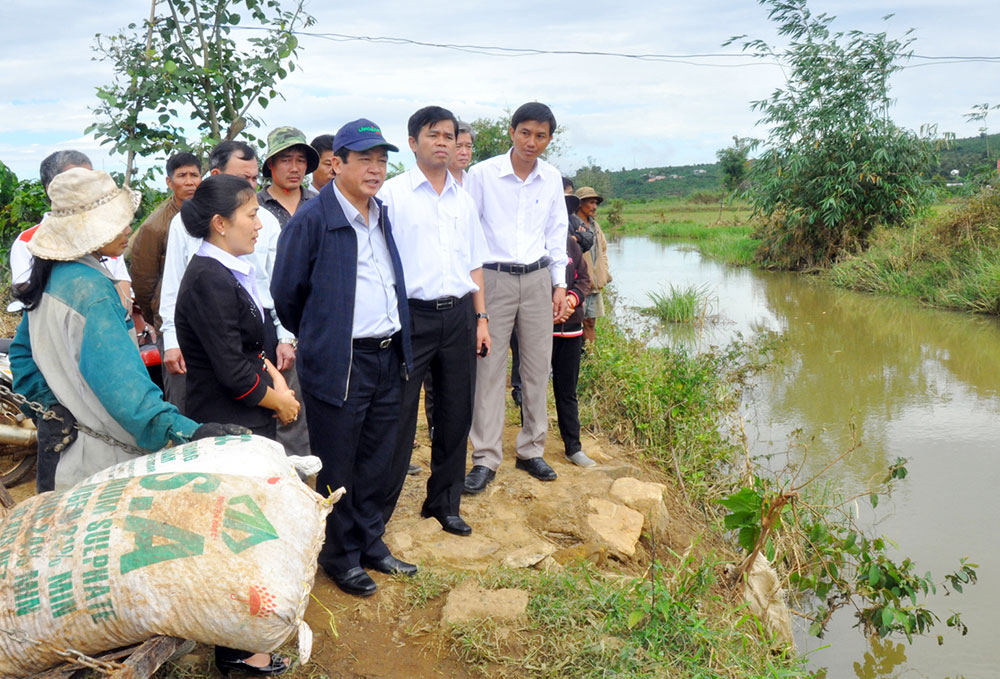 Chủ tịch UBND tỉnh Đoàn Văn Việt kiểm tra dòng suối Darion (thôn Đồng Lạc 3, xã Đinh Lạc), nơi có chiếc cầu gỗ bị trôi, giao thông trắc trở