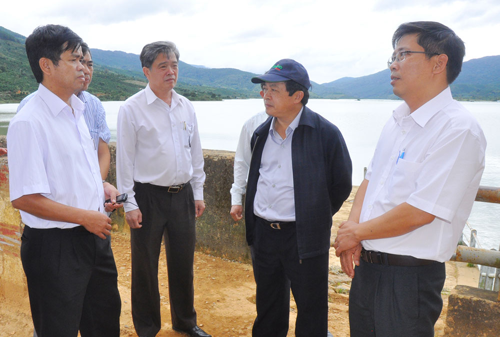 Chủ tịch UBND tỉnh Đoàn Văn Việt kiểm tra hồ thủy lợi Ka La (xã Bảo Thuận)