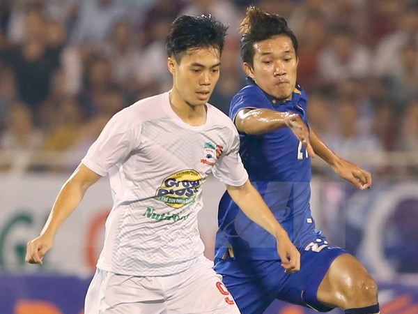 U21 Hoàng Anh Gia Lai (áo trắng) sẽ theo chân U21 Thái Lan vào bán kết? (Ảnh: Quang Nhựt/TTXVN)