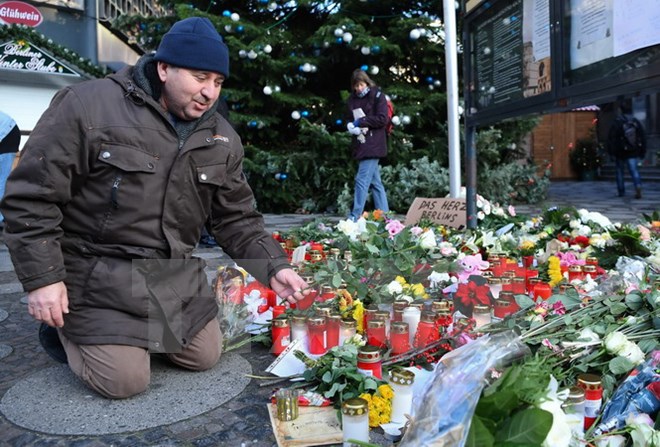 Thắp nến và đặt hoa tưởng niệm các nạn nhân vụ tấn công tại chợ Giáng sinh Breitscheidplatz ngày 21/12. (Nguồn: EPA/TTXVN)