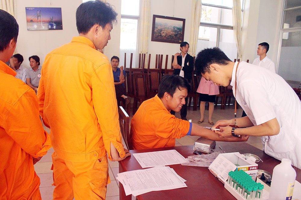 Gần 100 cán bộ, CNV Công ty Điện lực Lâm Đồng tham gia hiến máu nhân đạo