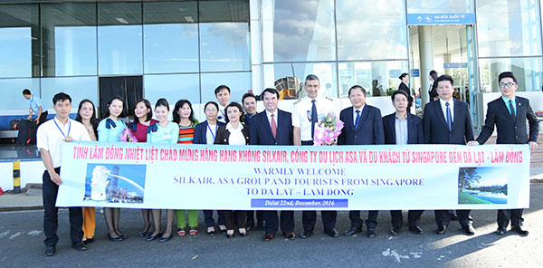 Đoàn đón tiếp của tỉnh Lâm Đồng chụp ảnh lưu niệm cùng phi hành đoàn của Hãng hàng không Silk Air