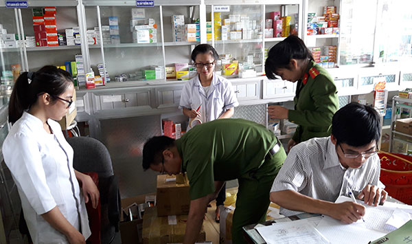 Lực lượng Công an tiến hành thu giữ số thuốc tan dược, thực phẩm chức năng và mỹ phẩm tại nhà thuốc