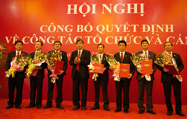 Chủ tịch hội đồng thành viên Agribank Việt Nam – ông Trịnh Ngọc Khánh trao Quyết định bổ nhiệm các chức danh quản lý của 2 chi nhánh Agribank Lâm Đồng và Agribank Lâm Đồng II