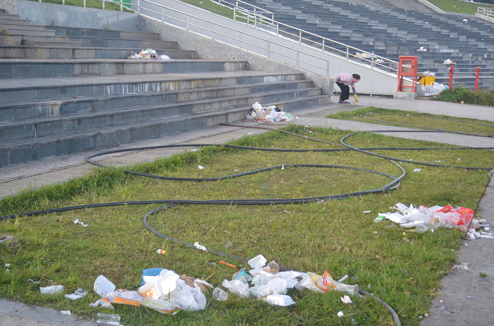 Tới 7 giờ sáng ngày 25/12, công nhân vệ sinh thành phố vẫn chưa dọn hết số rác các bạn trẻ xả ra tối ngày 24/12. Ảnh: CTV