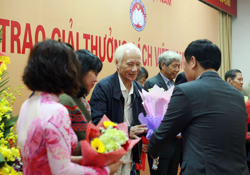 Nhà văn Vũ Hùng nhận giải Vàng sách Hay