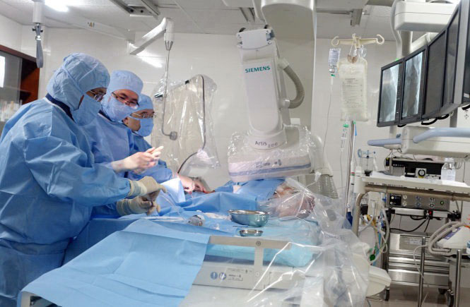 Các bác sĩ Đơn vị Tim mạch can thiệp BVĐK Lâm Đồng đang thực hiện phẫu thuật cho bệnh nhân. Ảnh: D.Hiền