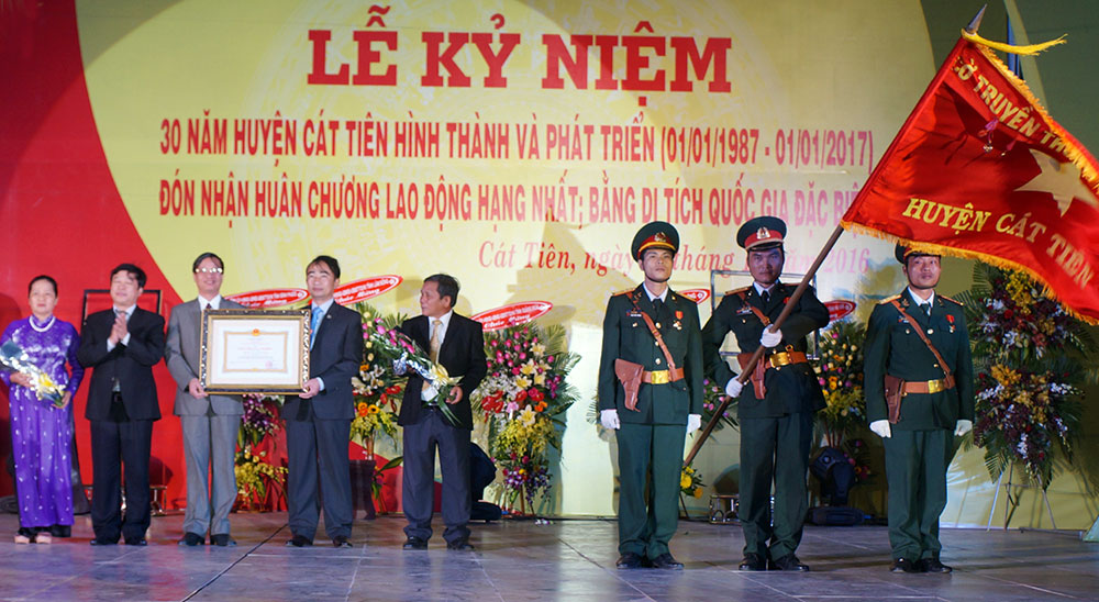 Đồng chí Đoàn Văn Việt, Chủ tịch UBND tỉnh Lâm Đồng, thừa ủy quyền của Chủ tịch nước trao tặng Huân chương Lao động hạng Nhất cho Đảng bộ, chính quyền và nhân dân huyện Cát Tiên