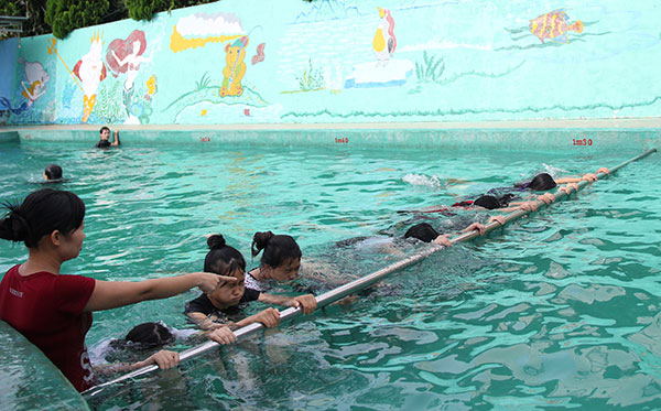 Học sinh Trường THPT Lộc Phát (TP Bảo Lộc) tham gia học bơi. Ảnh: Khánh Phúc