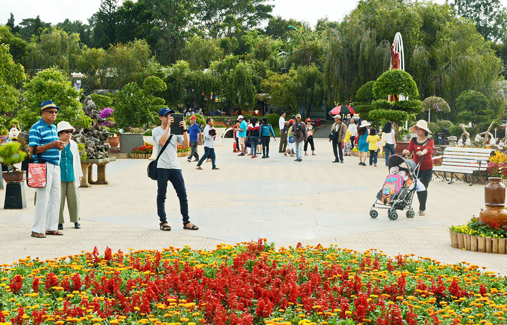 Vườn hoa thành phố Đà Lạt những ngày lễ luôn đông kín du khách. Ảnh: Văn Báu