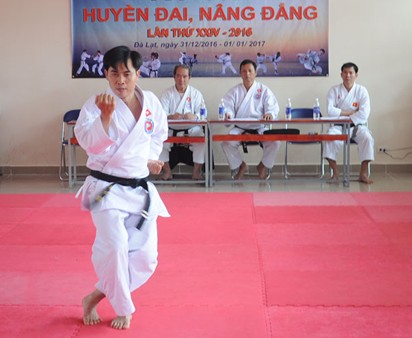 40 võ sinh thi huyền đai nâng đẳng Karatedo