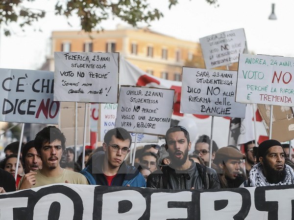 Người dân Italy tham gia cuộc biểu tình phản đối cải cách Hiến pháp ở Rome ngày 27/11/2016. (Nguồn: EPA/TTXVN)