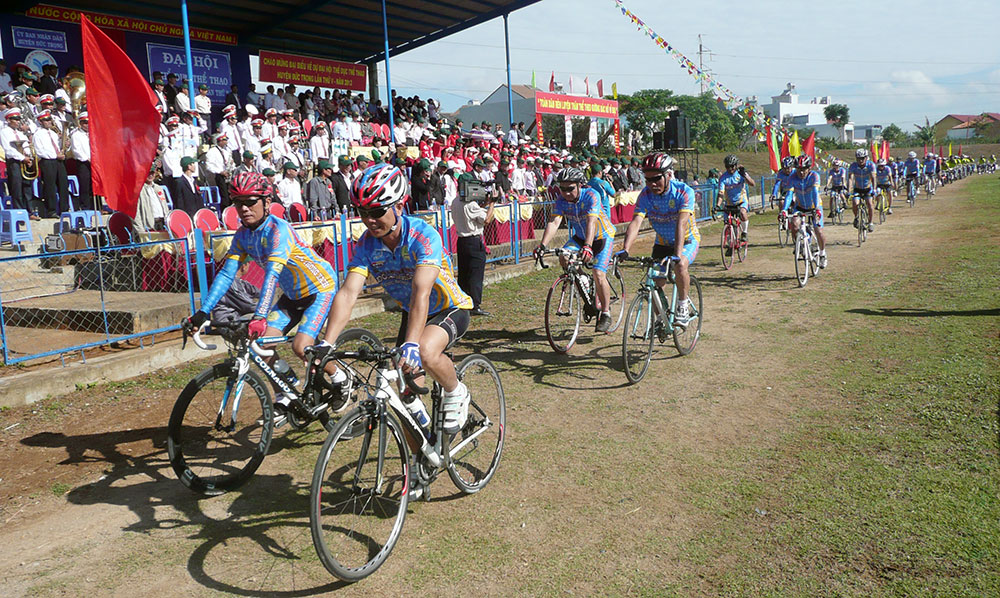 Các thành viên CLB xe đạp trong một hoạt động của huyện Đức Trọng