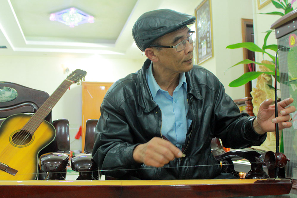 Với người cựu chiến binh Vũ Văn Đương, âm nhạc đã trở thành duyên nợ. Ảnh: V.Quỳnh