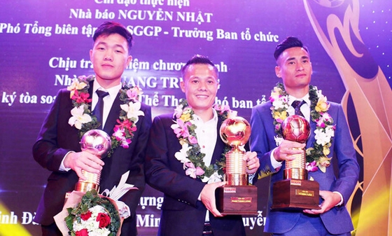 Thành Lương (giữa) lần thứ tư đoạt "Quả bóng Vàng Việt Nam". Ảnh: Thanh Niên