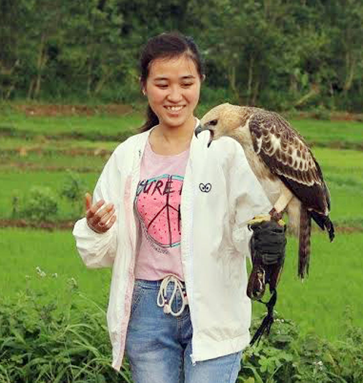 Một nữ thành viên Club Di Linh Hawking trong một buổi tham gia huấn luyện chim săn mồi. Ảnh: N.Đồng