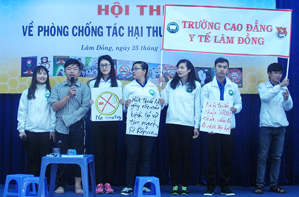 Tiểu phẩm nói không với thuốc lá của SV Trường Cao đẳng Y tế Lâm Đồng tại Hội thi phòng chống tác hại thuốc lá của tỉnh. Ảnh: DH