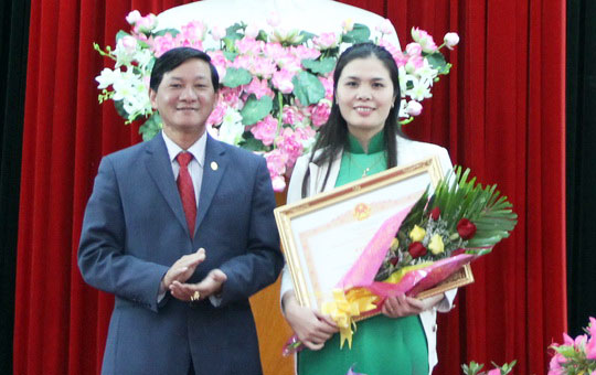 Đồng chí Trần Đức Quận - Phó Bí thư Thường trực Tỉnh ủy trao bằng khen của Thủ tướng Chính phủ cho cá nhân xuất sắc