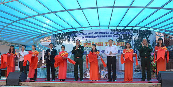 Các đồng chí lãnh đạo QK7, Bộ CHQS tỉnh và huyện Đam Rông cắt băng khánh thành công trình