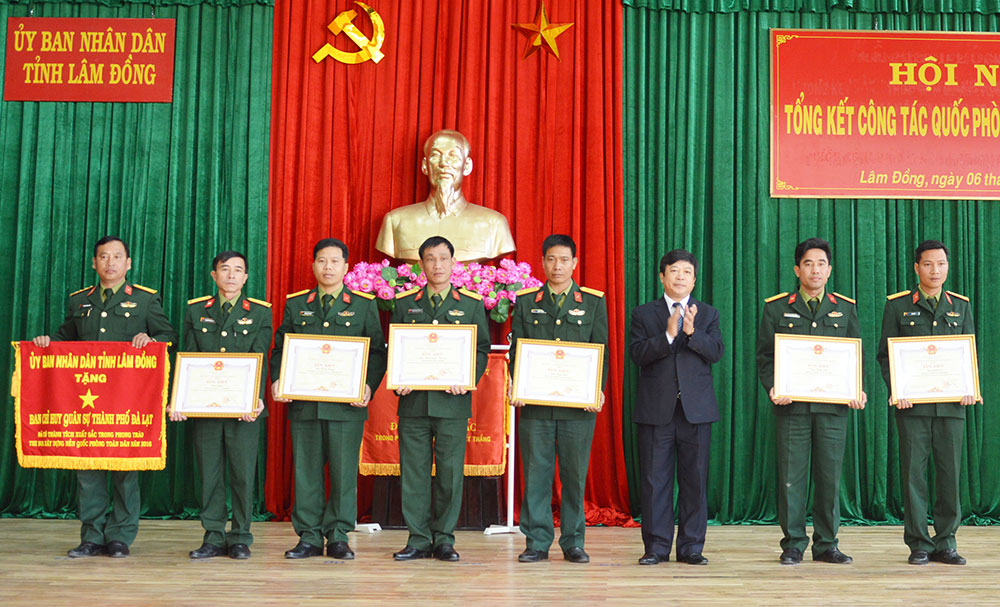 Đồng chí Đoàn Văn Việt trao Cờ thi đua và Bằng khen của UBND tỉnh cho các tập thể và cá nhân