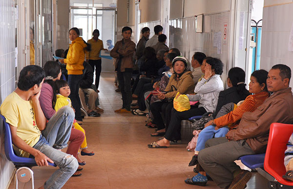 Tại Bệnh viện huyện Di Linh, người dân thường phải chờ đợi khi khám bệnh BHYT. Ảnh: X.Long