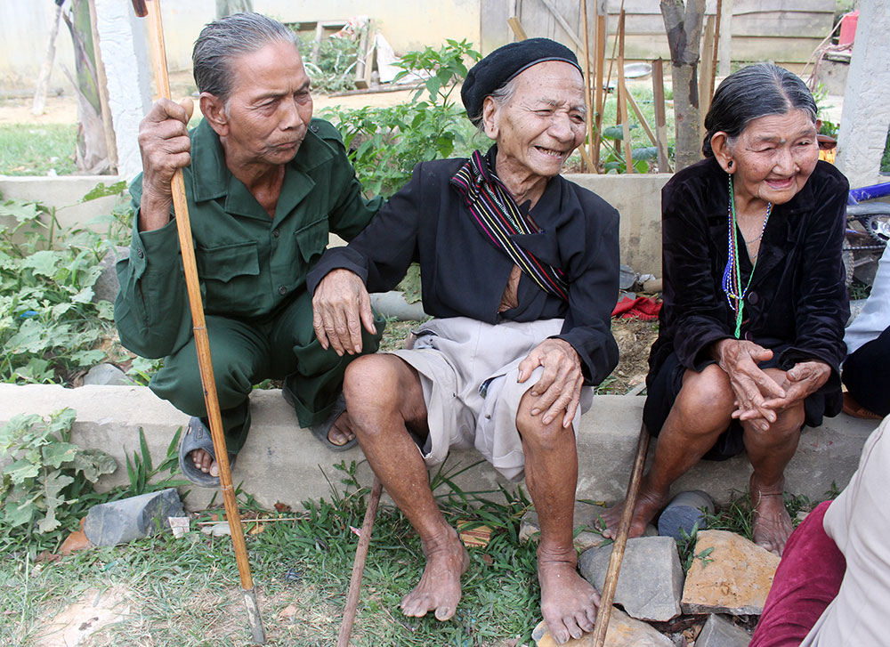 Trẻ em, người già tại xã nghèo Lộc Bắc (huyện Bảo Lâm) là các đối tượng được trợ giúp pháp lý. Ảnh: C. Thành