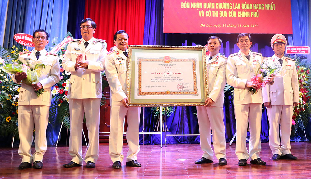 VKSND Lâm Đồng nhận Huân chương lao động hạng nhất của Chủ tịch nước trao tặng sáng 10/1