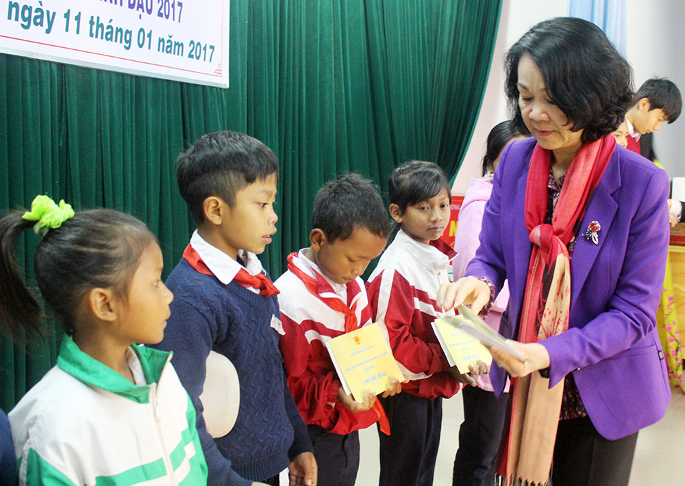 Đồng chí Trương Thị Mai tặng học bổng cho học sinh nghèo DTTS Lạc Dương