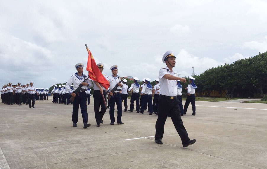 Lễ rước cờ Tổ quốc ở đảo Trường Sa. Ảnh: D.Thương
