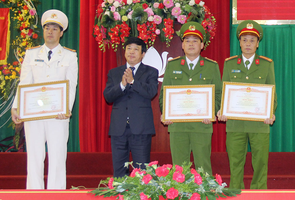 Chủ tịch UBND tỉnh trao Bằng khen chủa Chính phủ cho các cá nhân thuộc Công an Lâm Đồng. Ảnh: Đ. HUY