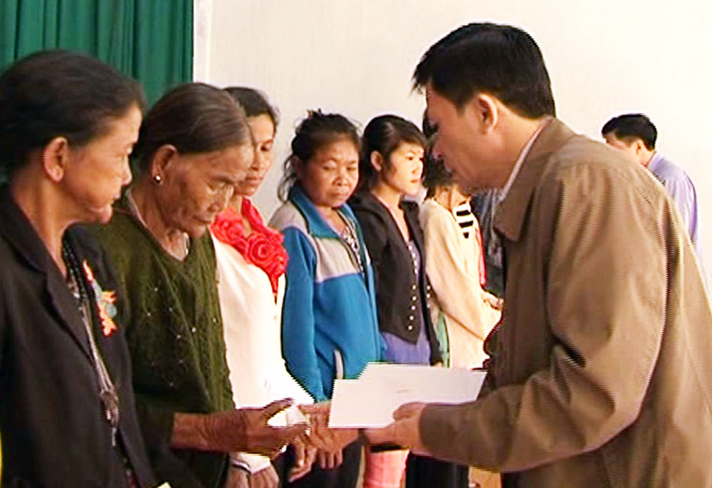 Phó Chủ nhiệm Ủy ban Dân tộc Nông Quốc Tuấn thăm, tặng quà Tết tại huyện Bảo Lâm