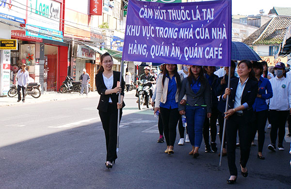 Lực lượng thanh niên tham gia diễu hành tại Khu Hòa Bình - Đà Lạt với thông điệp kêu gọi cấm hút thuốc lá khu vực trong nhà tại nhà hàng, quán ăn, quán cà phê. Ảnh: BS Ka Sum