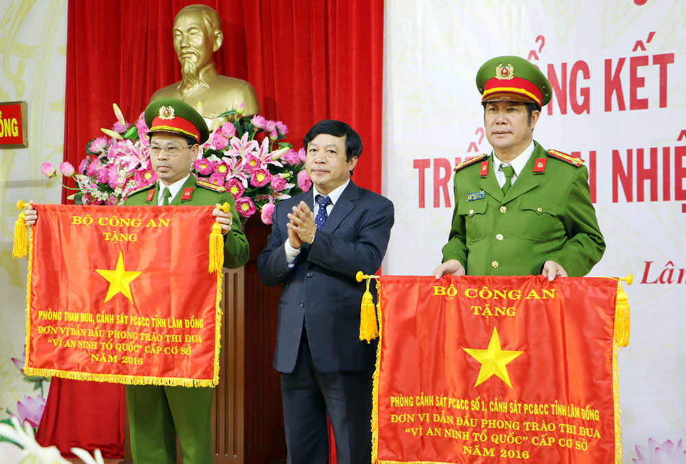 Chủ tịch UBND tỉnh Đoàn Văn Việt trao Cờ thi đua của Bộ Công an cho các tập thể