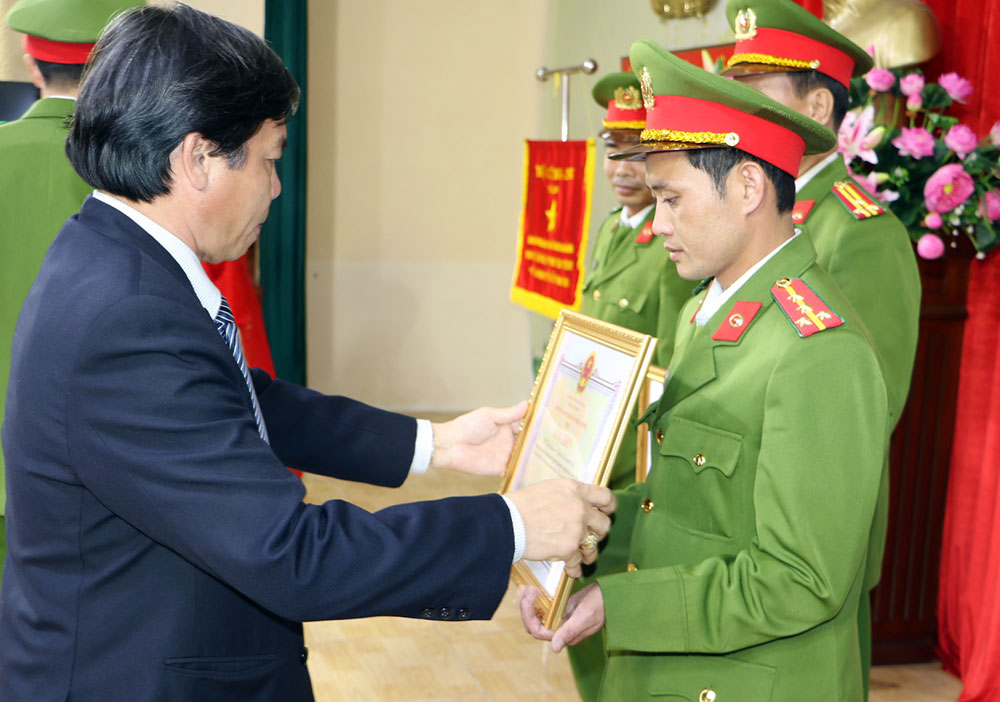 Phó Chủ tịch HĐND tỉnh Nguyễn Văn Triệu trao Bằng khen của UBND tỉnh cho các tập thể, cá nhân
