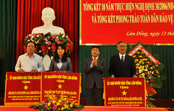 Đồng chí Đoàn Văn Việt trao tặng Cờ thi đua của UBND tỉnh cho 3 tập thể có thành tích xuất sắc trong phong trào TDBVANTQ