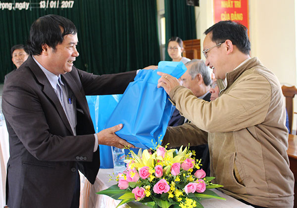 Đồng chí Đỗ Minh Thế - Phó Bí thư Thường trực Huyện ủy, tặng quà cho các chức sắc
