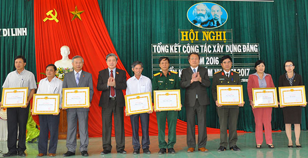 Huyện ủy Di Linh trao Giấy khen 8 TCCSĐ đạt TSVM tiêu biểu năm 2016