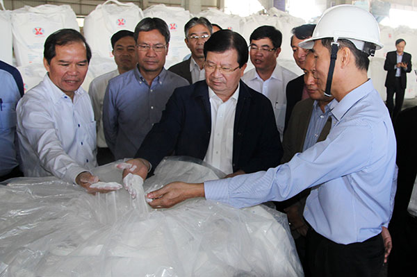 Phó Thủ tướng Trịnh Đình Dũng (giữa) kiểm tra khu vực đóng gói alumin