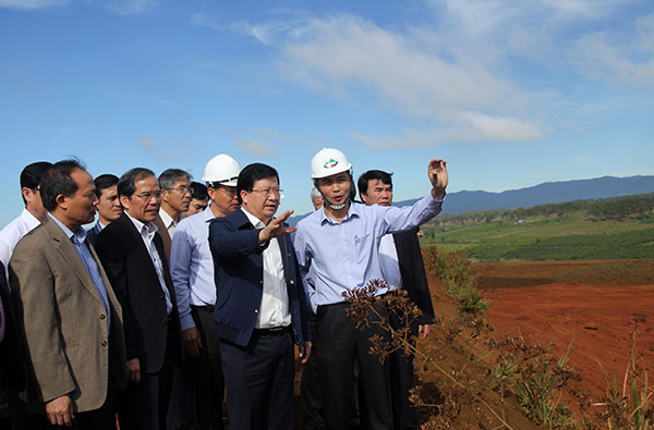 Phó Thủ tướng Trịnh Đình Dũng (thứ 4 từ phải qua) kiểm tra khu vực khai thác quặng