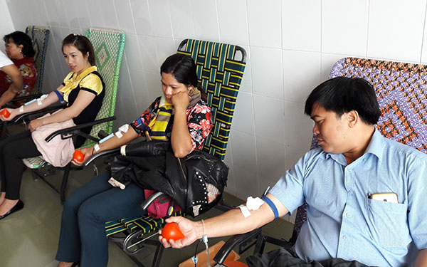 Đông đảo đoàn viên thanh niên, cán bộ công chức và người dân Đơn Dương làm thủ tục kiểm tra sức khỏe để hiến máu nhân đạo. Các đoàn viên thanh niên tham gia hiến máu nhân đạo